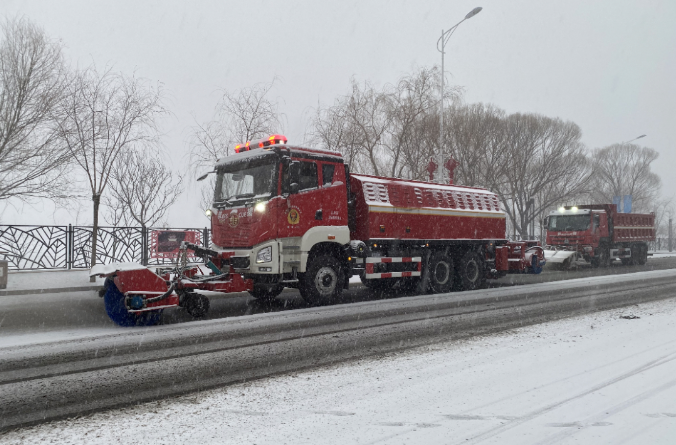 海博网情形除冰雪装备全力投入破冰作业，助力北京蹊径交通清静